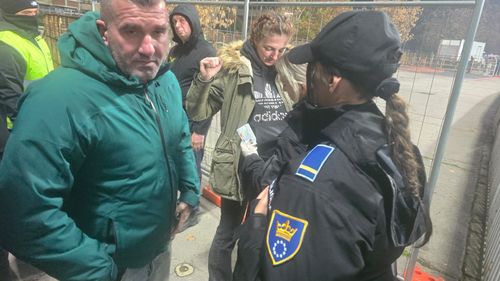 Controale exigente ale suporterilor înainte de Bosnia - Romania (FOTO: Theo Jumătate / GOLAZO.ro)