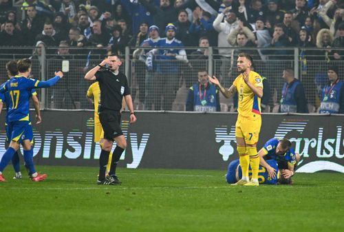 Denis Drăguș, eliminat în Bosnia - România 3-1 (FOTO: Raed Krishan / GOLAZO.ro)