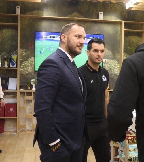 Cum au sărbătorit bosniacii  Președintele federației a cântat împreună cu jucătorii.   Imagini din vestiar