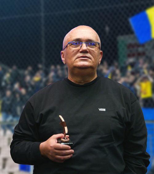 Momente șocante la Zenica  Comentatorul Emil Grădinescu, martor la   scene groaznice  la finalul meciului cu Bosnia: „Au dat în ei cu sălbăticie. Nu se uitau că sunt și copii”