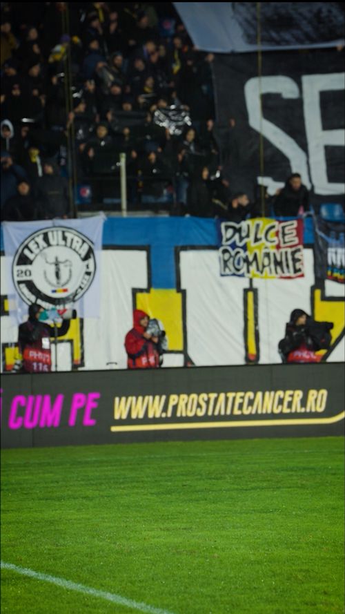 Am întrebat bărbații  de la meciul România – San Marino dacă au văzut   sponsorul misterios  de pe stadion