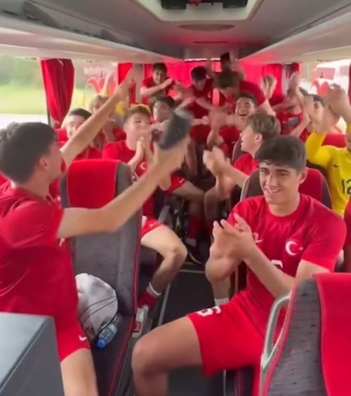 „Made in Romania” răsună în vestiarele turcilor    VIDEO.  Piesa favorită a   căpitanului Turciei,  preluată și de juniorii Semilunii