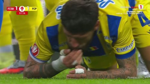 Paul Papp, lovit de Graovac în meciul FCSB - Petrolul 1-1. Foto: Capturi, Prima Sport
