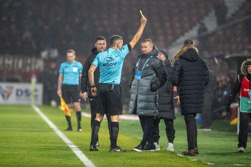 Daniel Pancu, sancționat cu un cartonaș galben în meciul CFR - Rapid 3-0. Foto: Raed Krishan / GOLAZO.ro