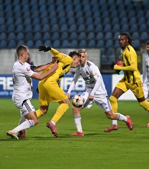 Botoșani - Dinamo 1-1    Egal ideal pentru Rapid.  „Câinii” pleacă acasă cu un punct, în ciuda avalanșei de ocazii