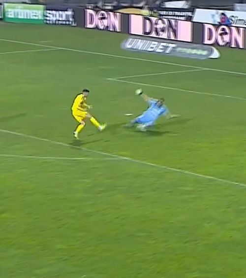 Ratarea care le-a „furat” victoria!    FOTO.  Atacantul lui Dinamo a rămas complet singur cu portarul,   dar s-a făcut de râs