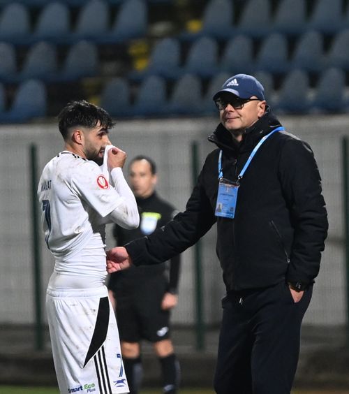 „Nu mai puneți gaz pe foc”  Leo Grozavu, replica serii după Botoșani - Dinamo:   „Antrenez Real Madrid”