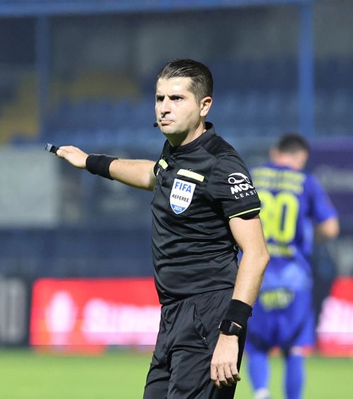 Chivulete, atacat de Balaj  Arbitrul VAR a fost taxat dur pentru   gafa din meciul UTA - U Cluj:  „Blochează locul!”