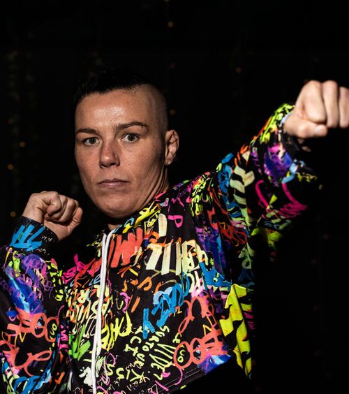 Reținută în Spania  O luptătoare MMA   a atacat  un echipaj al poliției chiar în avion » Ofițerii au avut nevoie de concediu medical