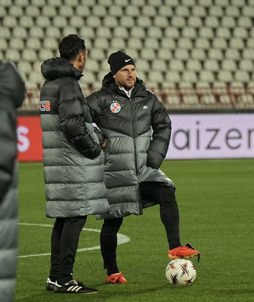 „VA FI O ATMOSFERĂ NEBUNĂ”   Ce a spus Thiam la conferința de presă + imagini de la antrenament cu Florin Cernat la   prima deplasare europeană cu FCSB