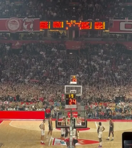 S-au încălzit în Euroligă    VIDEO.  GOLAZO.ro a fost la   Steaua Roșie - Olympiacos:  18.000 de fani, galerii înfrățite și o atmosferă fantastică