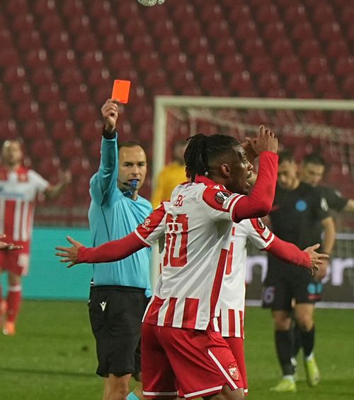 „Roșu” pe Marakana     FOTO.  Steaua Roșie Belgrad,   în inferioritate  din minutul 27 » Ce s-a întâmplat