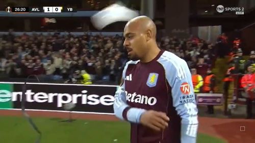 Donyell Malen, lovit în cap de un pahar aruncat din sectorul fanilor lui Young Boys Foto captura TNT Sports (1).jpg