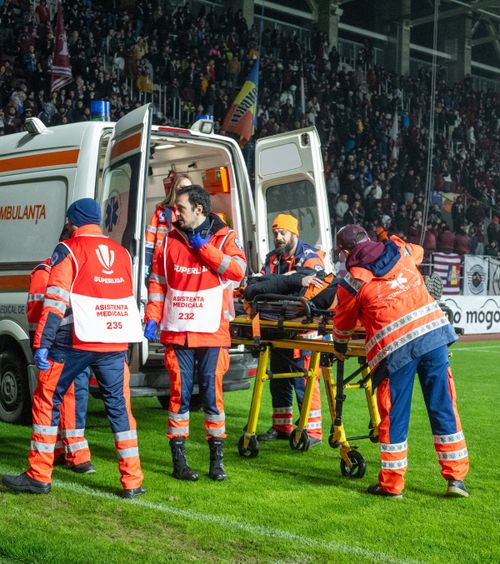 Ambulanța a intrat pe teren    FOTO.  Momente de panică la   Rapid - Csikszereda!  Ce s-a întâmplat la finalul primei reprize