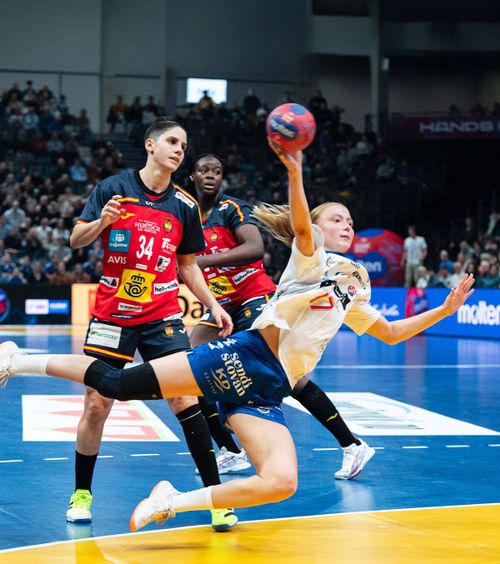 Șoc la Mondialul de handbal  Medaliata cu argint din 2019, cu ex-selecționerul României pe bancă,   învinsă de Insulele Feroe:  „Pierderi de concentrare”