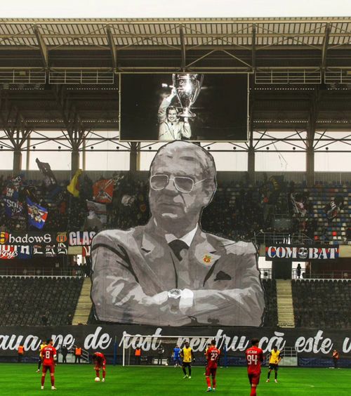 Emeric Ienei, omagiat în Ghencea    VIDEO.   Fanii Stelei, scenografie impresionantă în memoria   legendarului antrenor