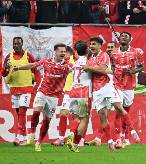 „E în primii 45 din România pe postul lui”   Fotbalistul lui Dinamo, ținta   criticilor  după meciul cu Oțelul: „E slab rău”