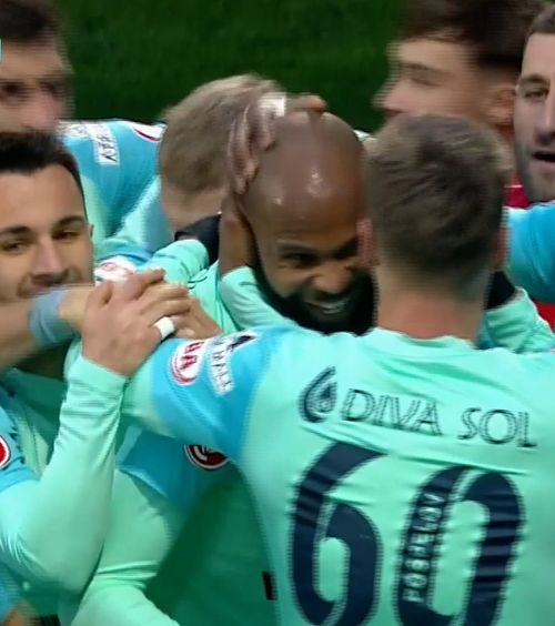 Ridiculizați de Abdallah    FOTO:   Atacantul de la UTA   a făcut șah-mat  apărarea lui Hermannstadt și a înscris un gol de generic