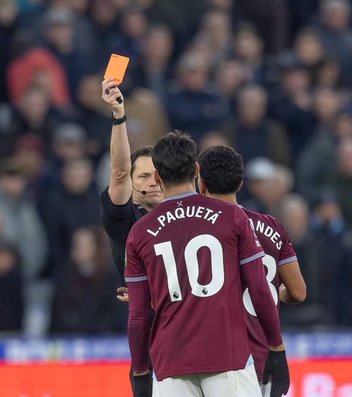 Paqueta, eliminare bizară   Fanii îl acuză că a luat două „galbene”   pentru  pariuri:  „Comportament absurd, voia să fie trimis la vestiare”