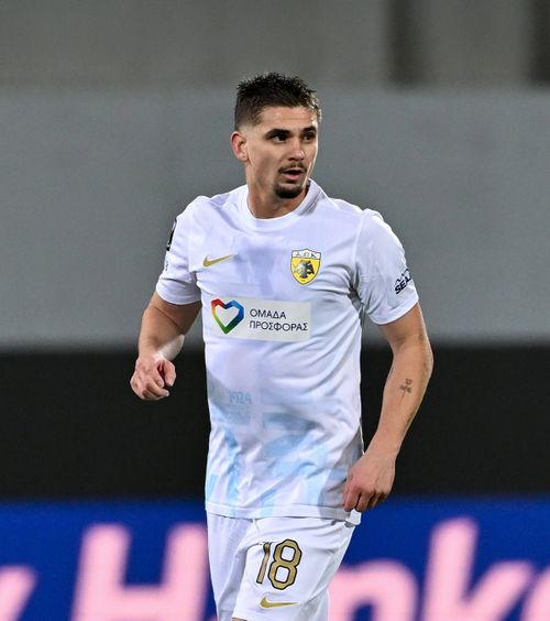 Răzvan Marin, eliminat în derby    FOTO:  Mijlocașul român a stat doar   35 de minute  pe teren! O putea costa victoria pe AEK