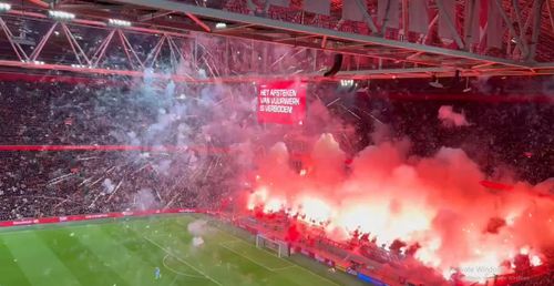 Torțele și artificiile din meciul dintre Ajax și Groningen. Foto: Captură X/Casual Ultra Official