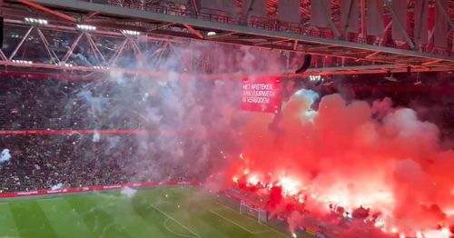Torțele și artificiile din meciul dintre Ajax și Groningen. Foto: Captură X/Casual Ultra Official