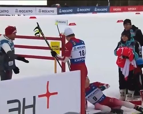 Alexander Bolshunov își împinge adversarul. Foto: Captură, thesun.co.uk