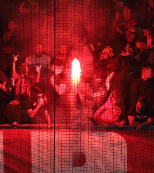 Insultați, scuipați, bătuți!  Revoltător:   ultrașii s-au răzbunat  pe propriii jucători