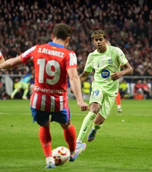 Barcelona - Atletico 3-1  Catalanii   câștigă primul derby de la revenirea pe Camp Nou  și rămân lideri în La Liga