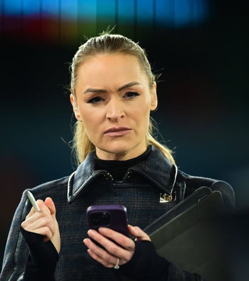 A leșinat în timp ce era live la TV    FOTO.  Unei jurnaliste i s-a făcut rău! Colegii au prins-o, iar   cameramanul a mutat imediat cadrul