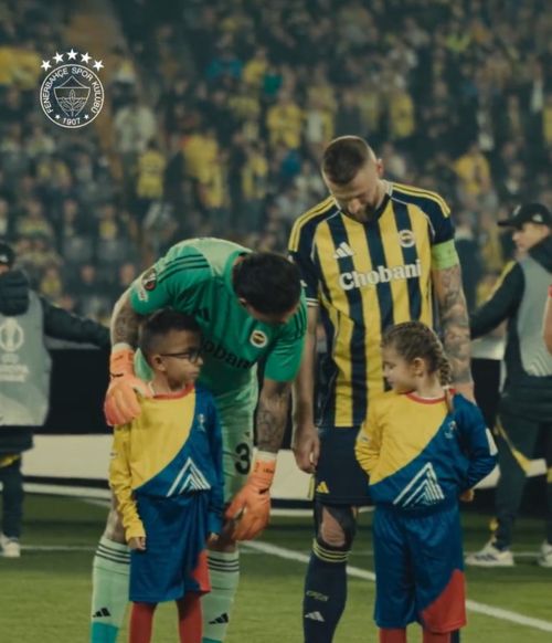 Ederson, gest superb    FOTO:  Cum a reacționat portarul lui Fenerbahce când s-a întâlnit cu o fetiță cu   deficiențe de auz  în derby-ul cu Galatasaray