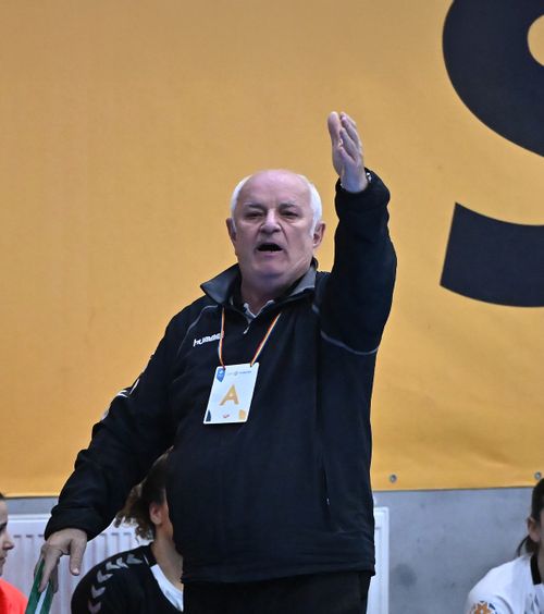 „Tadici a terminat-o psihic”   Noi acuzații grave la adresa antrenorului de la HC Zalău:   „Era nervos că nu i-au ieșit pariurile”  » Cum se apără tehnicianul