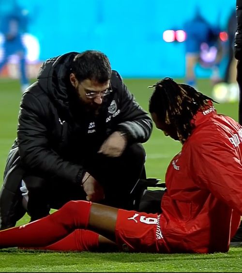 Probleme mari la Dinamo     FOTO.  Un titular s-a accidentat   chiar înainte de meciul cu Farul!  Anunțul lui Kopic » Riscă să rateze derby-ul cu FCSB