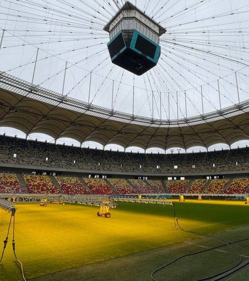 E gata Arena pentru FCSB - Dinamo?    FOTO.  Cum arată gazonul cu o zi înainte de   Derby de România.  Ce s-a întâmplat cu bucata de tavan care s-a desprins