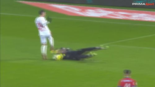 Târnovanu, ciocnire cu Caragea în derby-ul FCSB - Dinamo 0-0. Foto: Captură YouTube, @OrangeSportRomania