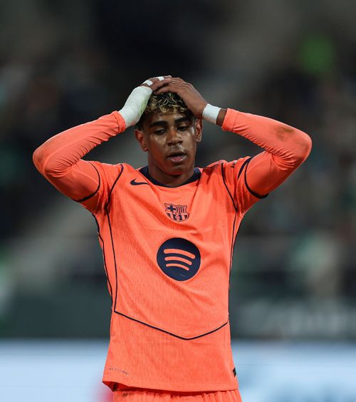 Escortat de agenții de securitate    Tatăl lui Lamine Yamal,  comportament lipsit de fair-play la meciul Betis - Barcelona. I-a provocat pe suporterii adverși