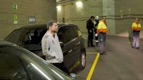 Xabi Alonso în rol de „Jose Mourinho”. Aluzie la momentul în care The Special One a așteptat arbitrul în parcare pentru a-i cere socoteală