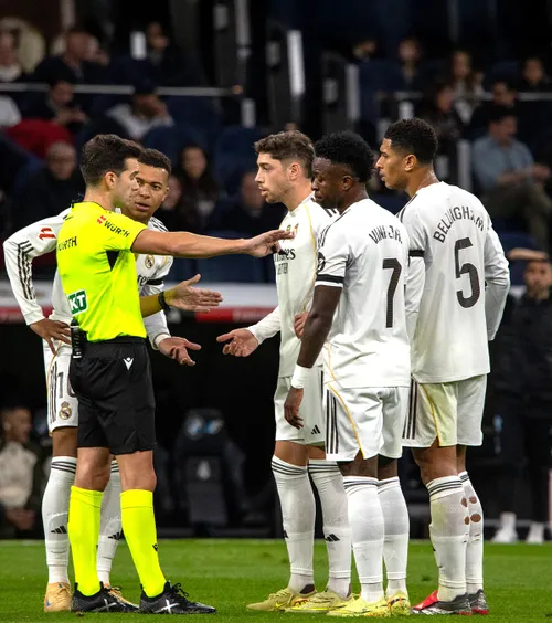 „Dă-ne afară pe toți!” / „Idiot nenorocit”    Jucătorii lui Real Madrid au sărit la arbitri:  „Uită-te unde ești, trebuie să arăți respect!”