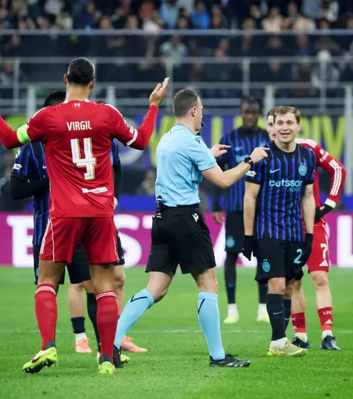 „E de Oscar!”  Analiștii, șocați de penalty-ul primit de Liverpool:   „La nivelul ăsta?!”  + Acuzații: „Un neamț dă penalty altui neamț”