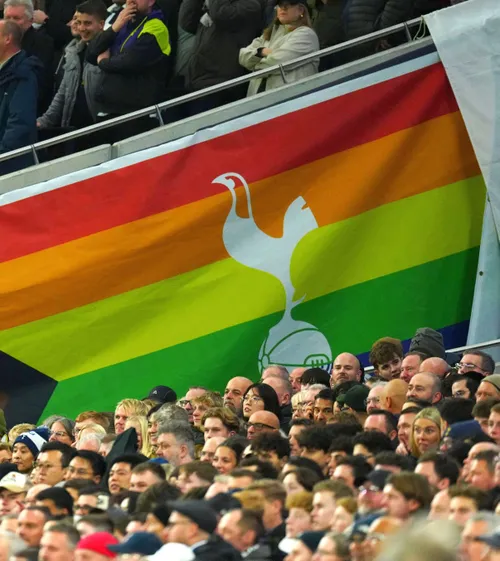Controversă cu steagul LGBTQ+   A fost mutat   din motive de securitate,  la meciul de Liga Campionilor: „A intervenit UEFA”