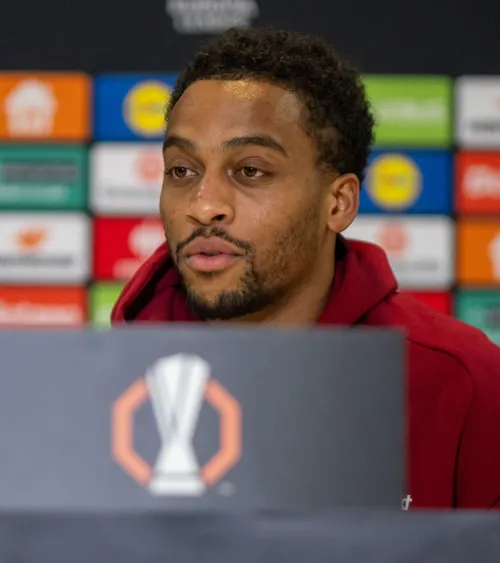 Scandal înainte de FCSB  Unul dintre cei mai buni jucători ai lui Feyenoord, contestat de club și de fani.   Care e motivul   » Ce a spus la București