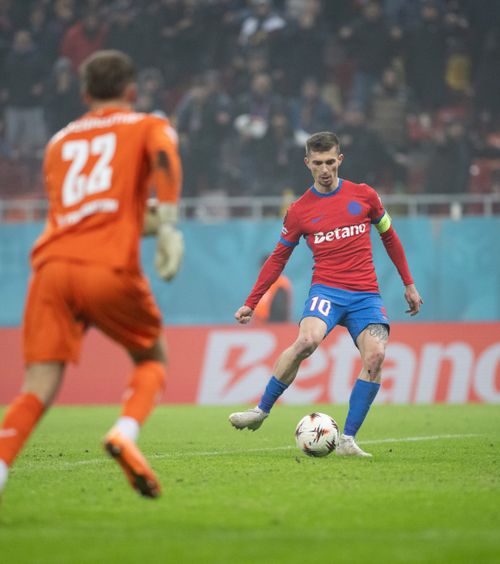 Tănase și Cisotti au declanșat nebunia   FOTO: Golul marcat de FCSB   în ultimele secunde cu Feyenoord  » Van Persie a rămas împietrit pe bancă