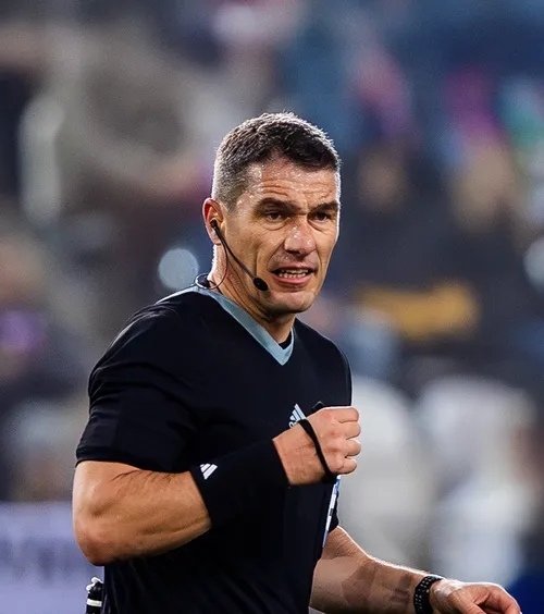 Trei cartonașe în 60 de secunde!    FOTO:  Prestația arbitrului român din Celtic - AS Roma 0-3, contestată de italieni:   „Kovacs, ce faci?  Nu e de nivelul UEFA”