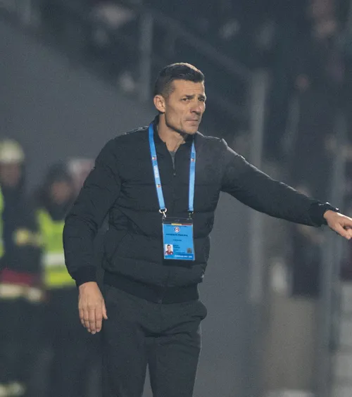 Rapid a cerut 3 penalty-uri    FOTO.     Costel Gâlcă  iese la atac: „Când o să primim un penalty? VAR-ul judecă altfel pentru unii!”