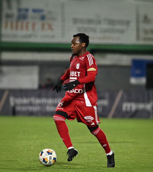 „Așa dădeam când jucam în sat”    FOTO:  Fotbalist din Liga 1,   ironizat  de patron după un șut ratat » Dar și lăudat: „Fără el, avem probleme”