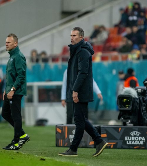 Frustrat de FCSB    Van Persie  trece cu greu peste eșec: „Le-am făcut cadouri” + și-a băgat jucătorii în ședință