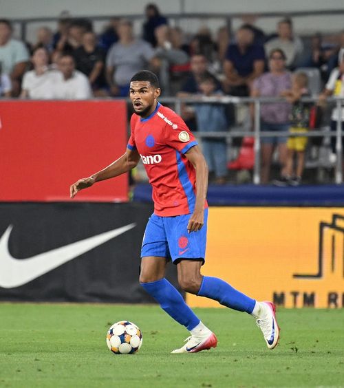 „Glumește patronul?”  Malcom Edjouma,   șocat că i-a fost prelungit contractul  » De ce a luat FCSB această decizie