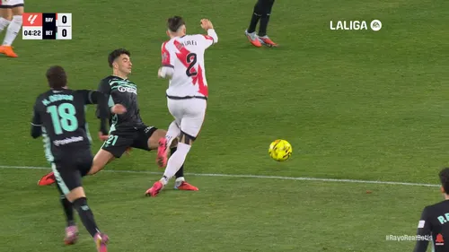 Andrei Rațiu, fază spectaculoasă în minutul 4 al meciului Rayo Vallecano - Betis Sevilla (FOTO: captură YouTube - LaLiga)