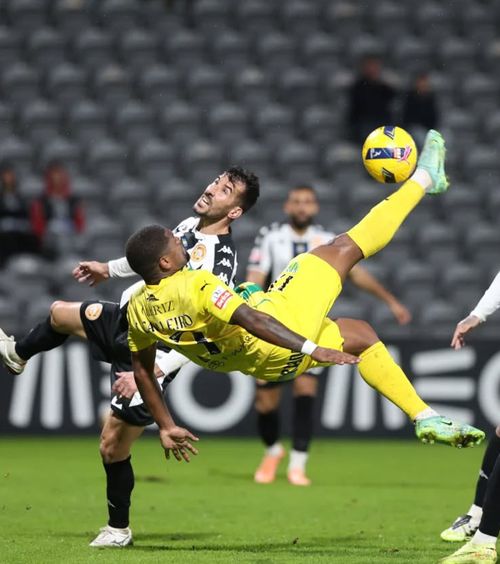 Meci inexplicabil în Portugalia    FOTO.  Au jucat 81 de minute în 10 oameni, dar   au înscris două goluri în prelungiri!  Adversarii au ratat două penalty-uri