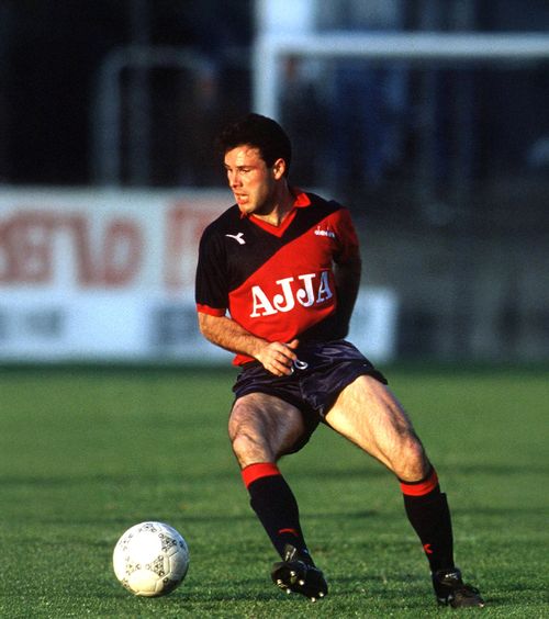 „Fiecare mi-a dat 64 de cenți!”    Jucătorul care a revoluționat fotbalul  în urmă cu 30 de ani se revoltă: „Aș merita Medalia Libertății”